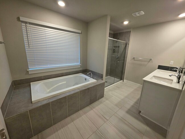 Building Photo - 21118 Meridian Dr SE