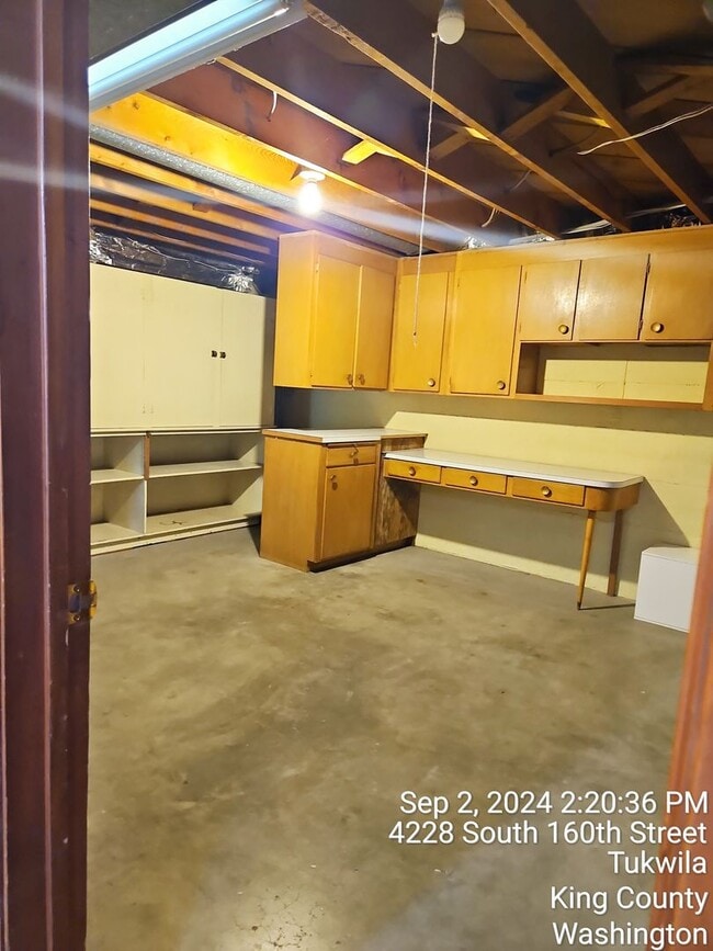 Building Photo - Tukwila/SeaTac daylight rambler - large home for rent - 4 bedrooms 2 bathrooms with 2 kitchens - ...