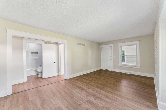 Building Photo - Charming 2-Bedroom Haven in Kansas City Northland!