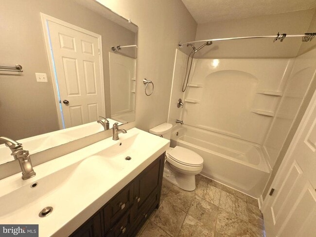 Building Photo - 400 Cabin Ct