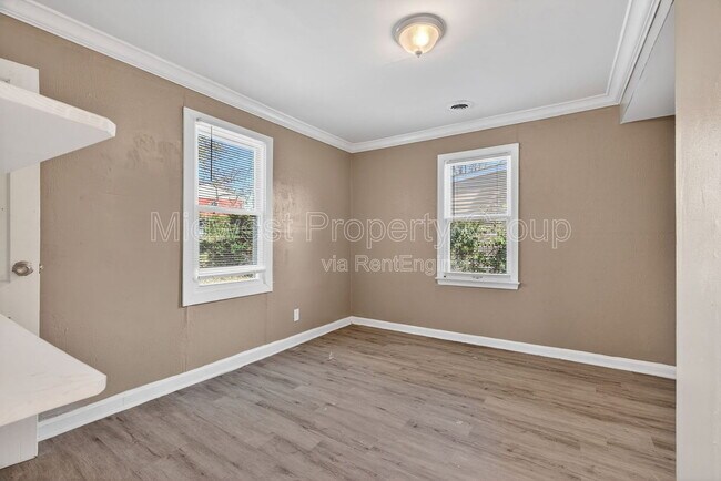 Building Photo - 8921 Higginson Ave