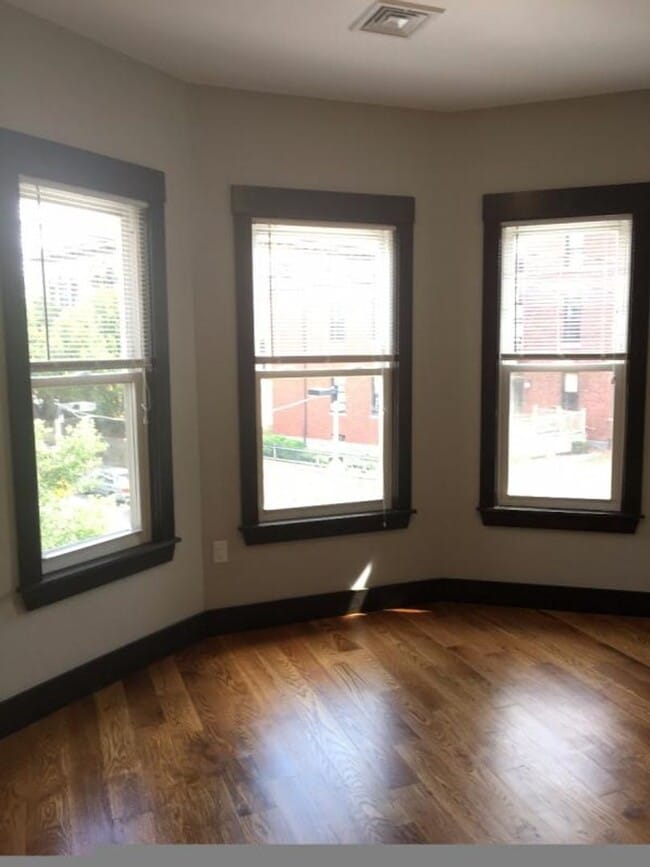 Building Photo - No Brokers Fee, In-Unit Washer and Dryer, Central heat/AC, Eat-in Kitchen, Steps from the t Stop