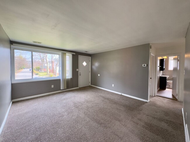 Building Photo - For Rent: Comfortable Living at 6414 Faird...