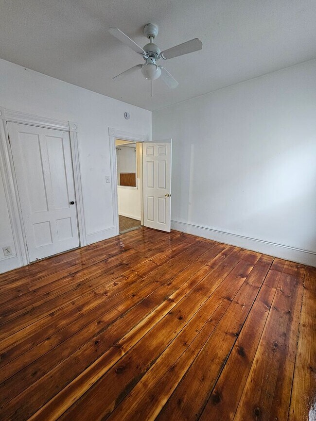 Building Photo - Spacious 3 Bedroom, 1 Bath Apartment