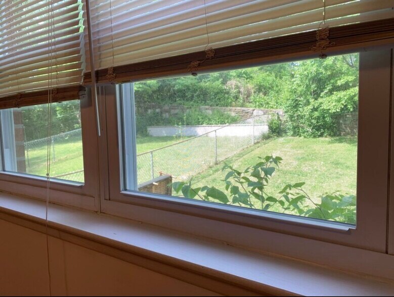 Building Photo - 205 Robbins St