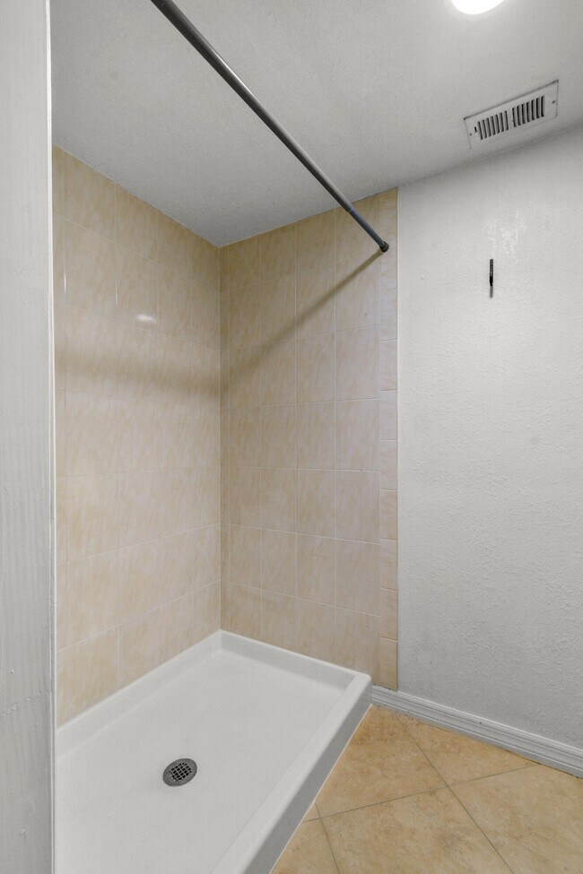 Building Photo - 1604 SE Green Acres Cir