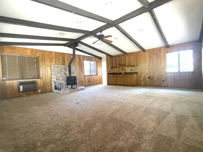 Building Photo - 3/2 plus a large bonus room-Home on golf c...