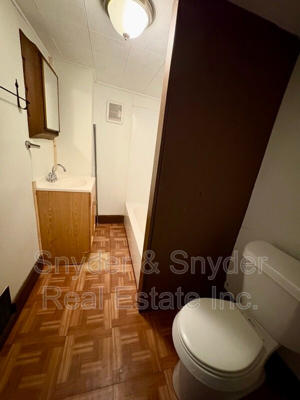 Building Photo - 391 E Voris St