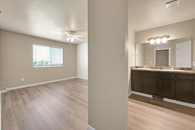 Building Photo - $1,850-3 Bed 3.5 Bath townhome in CO Sprin...