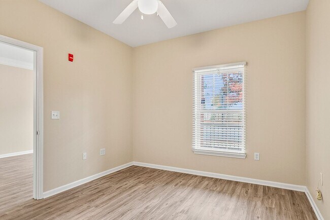 Building Photo - Nice 1 Bed 1 Bath at Capstone Quarters! Available Fall 2026!