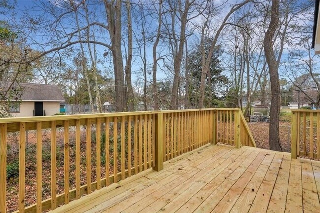 Building Photo - Live Near It All! 3 Bedroom Home in Midtown Savannah