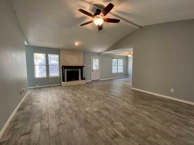 Building Photo - Gorgeous 3 bed 2 bath Single Story Home in Austin!!!