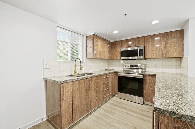 Building Photo - Newly Renovated 2 bed and 3 bath Townhome ...