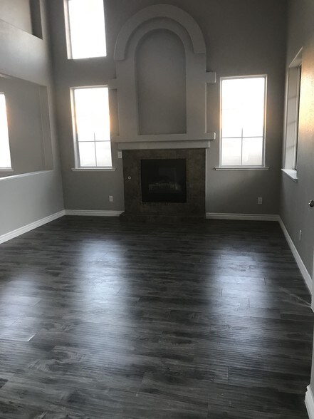 Building Photo - 6849 N Campbell Rd