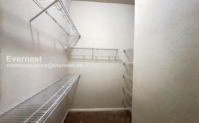 Building Photo - 3 Bed, 2 Bath Home with Fenced Yard & Garage / Pet-Friendly / Available Now!