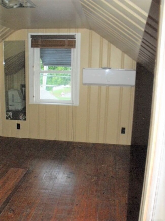 Building Photo - THIS COULD BE YOUR NEW HOME, BUSINESS, OR BOTH!