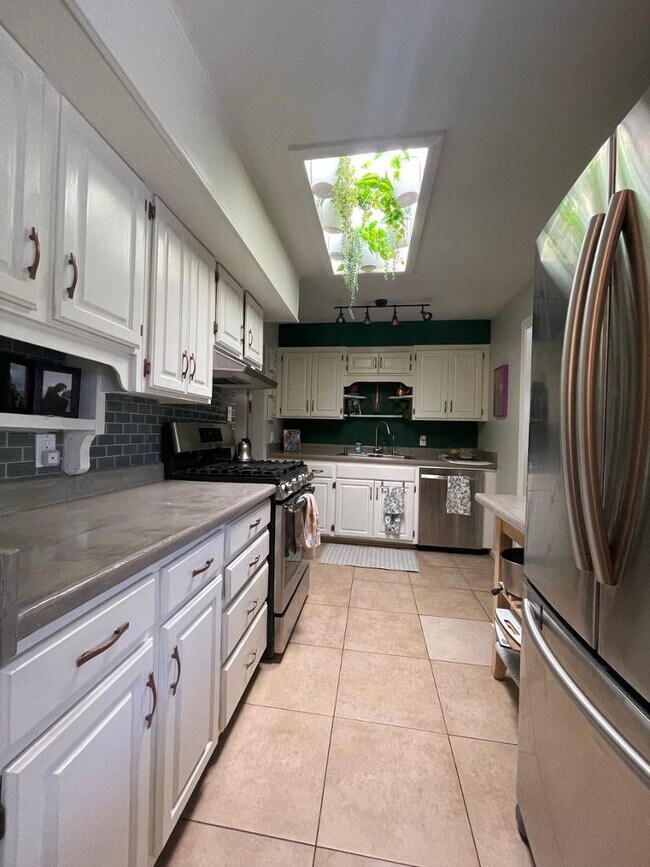 Building Photo - 843 E Butler Dr