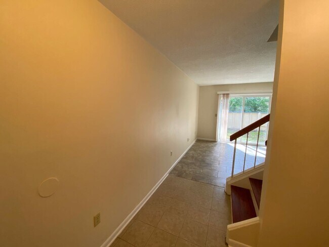 Building Photo - 449 Hickory Hill Dr