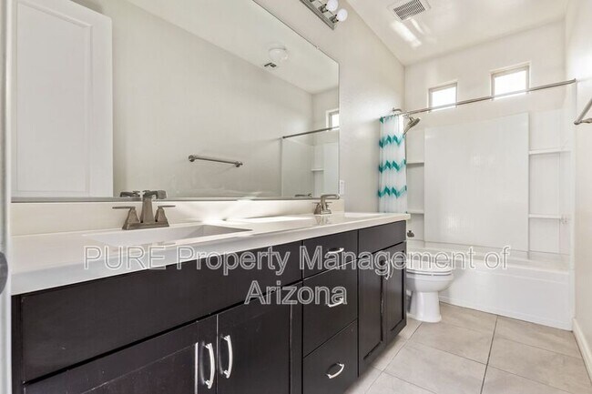 Building Photo - 2902 E Ebony Dr