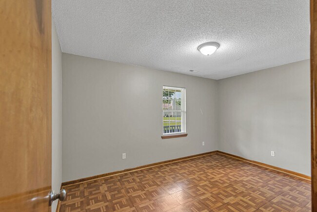 Building Photo - 304 Gaston Ct