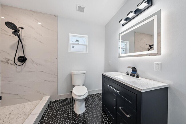 Building Photo - 135 E 28th St