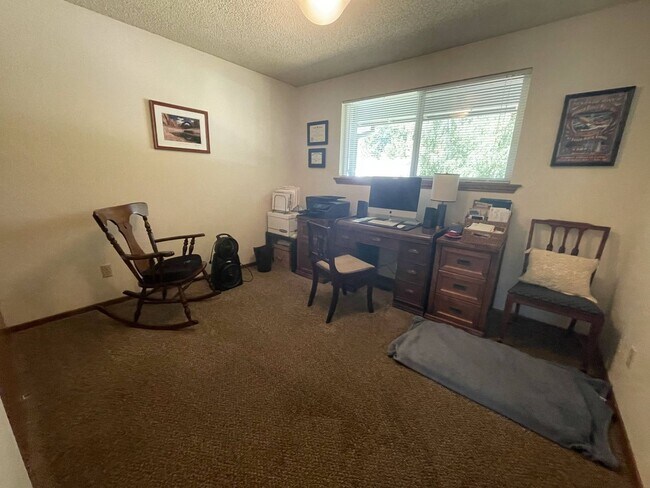 Building Photo - Lovely 3bed/2bath Ranch style home with HUGE private yard in a peaceful cul-de-sac!