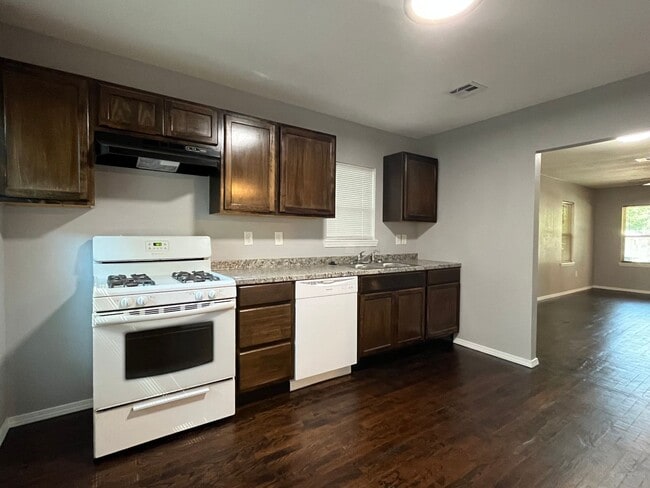Building Photo - Tulsa: 3 bedroom house On A Private Road