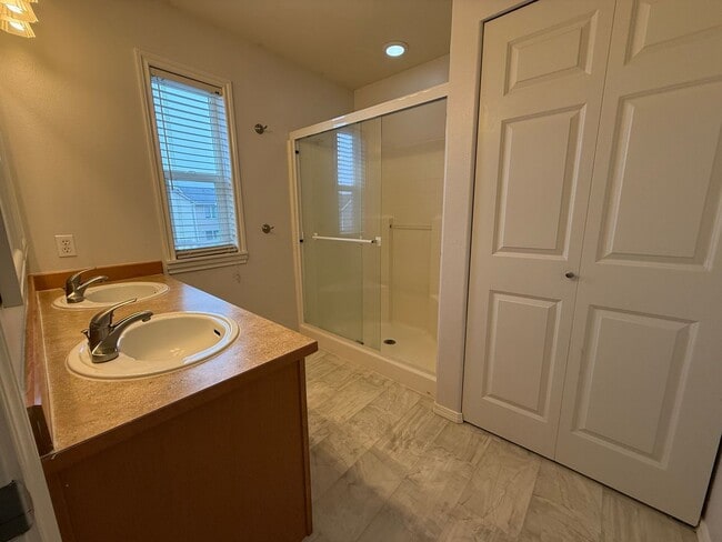 Building Photo - DuPont 3 bedroom+ den,  1712 SF home, adja...