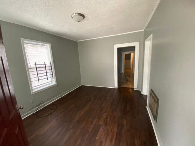 Building Photo - Move-in Special - 1/2 off first month's rent!