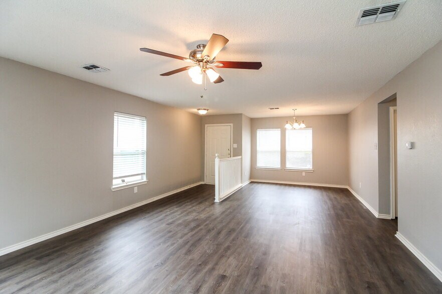 Building Photo - 320 Capricorn St