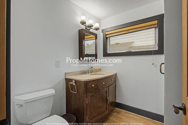 Building Photo - Unique Luxury Three Bedroom Home in Hallinan!