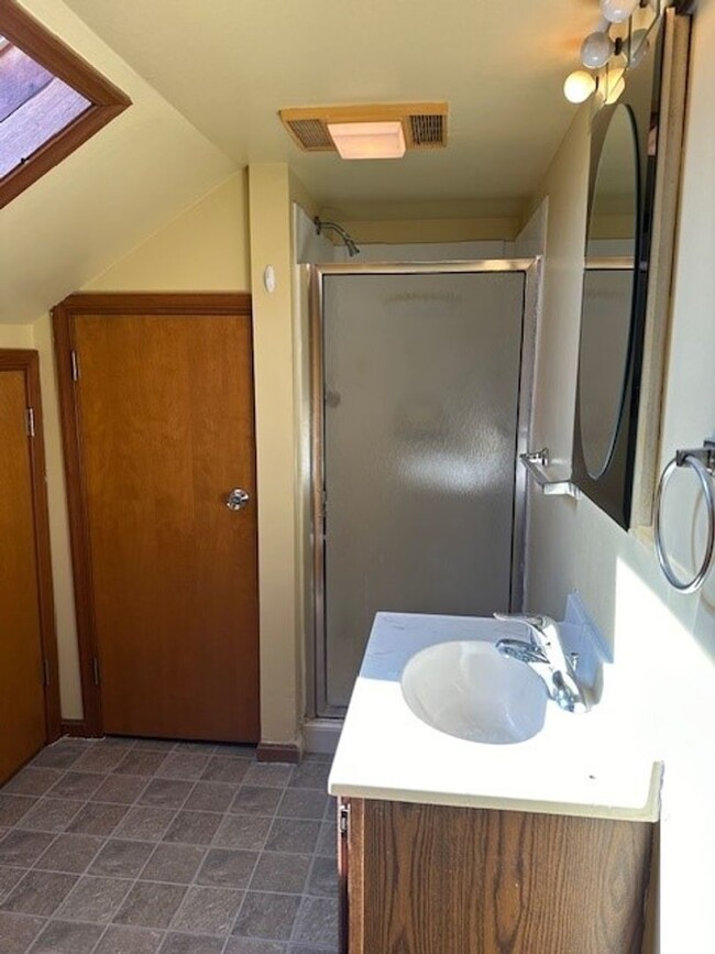 Building Photo - 2 Bedroom 2 Bathroom 2nd and 3rd floor Apa...