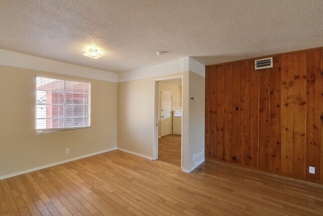 Building Photo - Spacious 3Bed/2Bath, 1-Story Ranch Home lo...