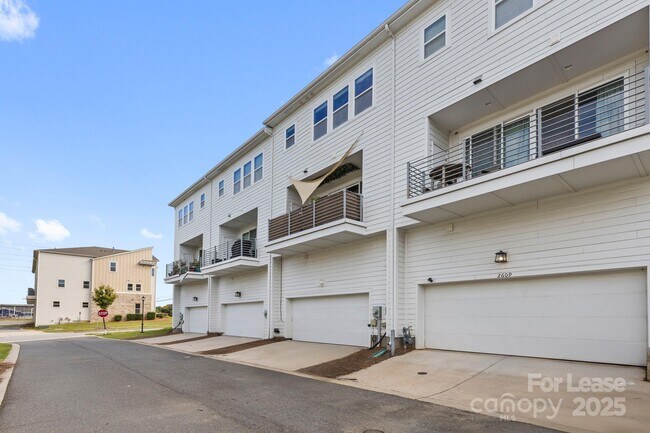 Building Photo - 2613 Statesville Ave