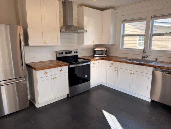 Building Photo - 822 Radford Pl