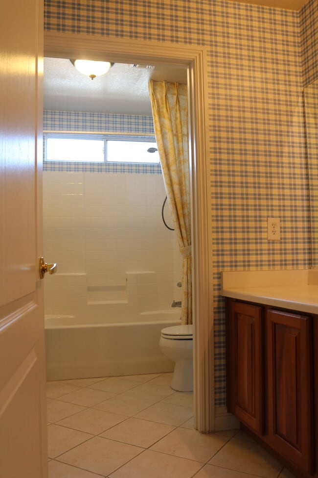 Building Photo - SHOWINGS AVAILABLE NOW