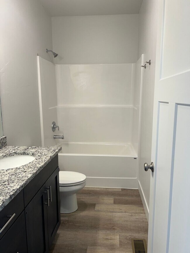 Building Photo - Beautiful 4 bed 2.5 bath home in the desirable Summerfield Subdivision