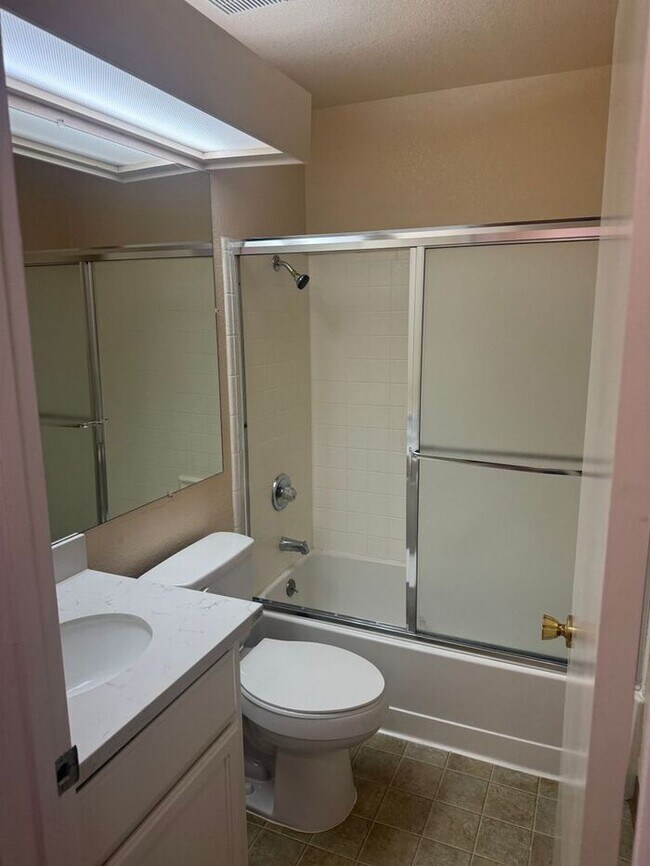 Building Photo - Wonderful 2 Bedroom, 2.5 Bath Condo!