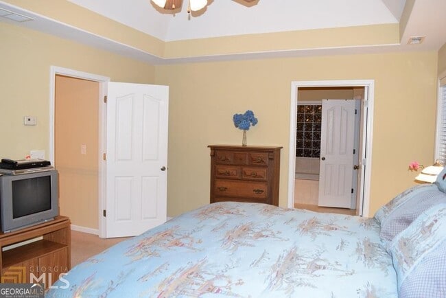 Building Photo - 45 Greenview Dr