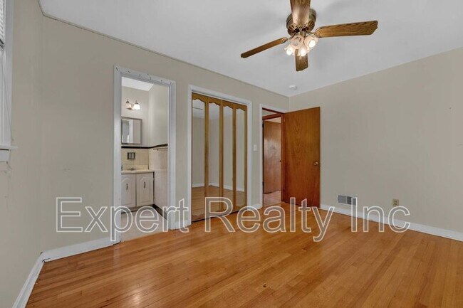 Building Photo - 2249 4th Pl Cir NE