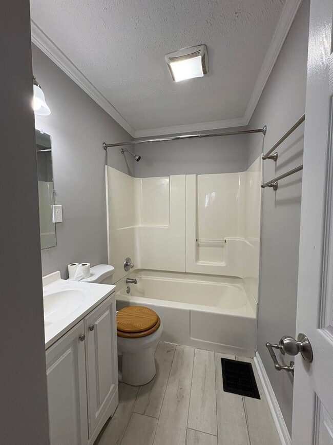 Building Photo - Newly Renovated 2 Bedroom House in Avalon!