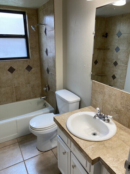 Building Photo - 317 Vivian Dr