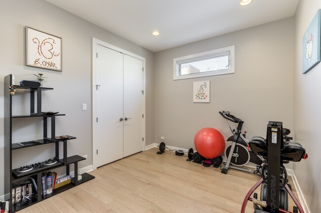 Building Photo - 922 N Hermitage Ave