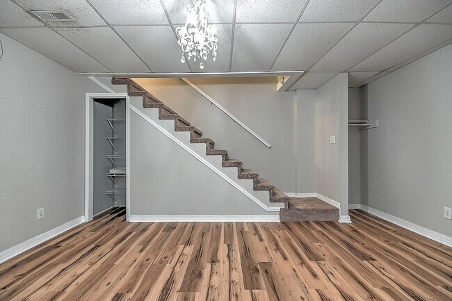 Building Photo - Charming Renovated 2 bedroom/ 3 bath Townhome Near Bristol Country Club – Prime Location!