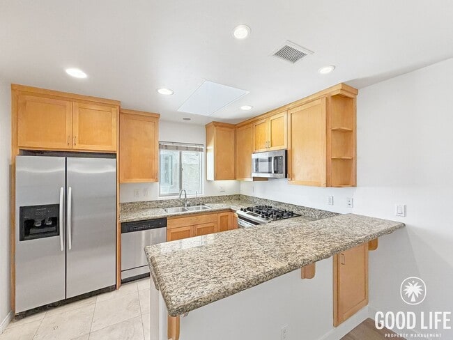 Building Photo - Stunning 3BD/3BA W/ A/C, Attached Garage, and In-Unit Laundry in Pacific Beach!