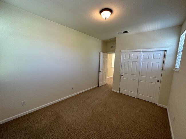 Building Photo - Beautiful 5 Bedroom, 3 Bath Mountain House...