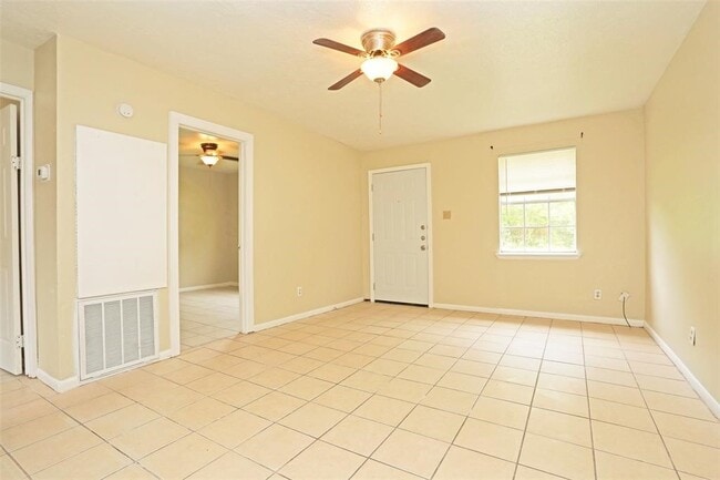 Building Photo - 2460 W Shane St