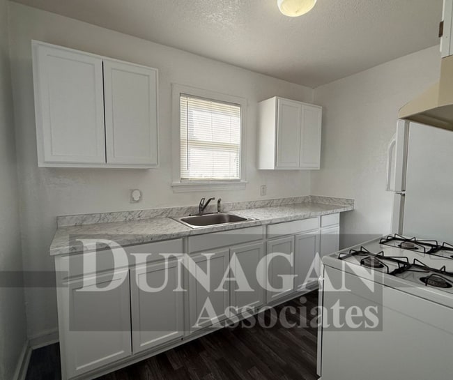 Building Photo - 2 BEDROOM 1 BATH AVAILABLE NOW !! Open house on 12/17 @ 3:15-3:25