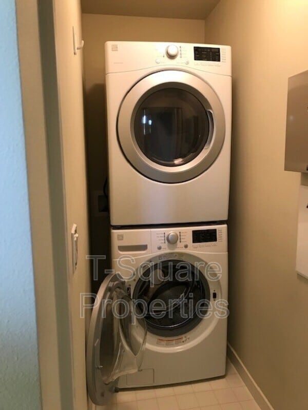 Building Photo - 13824 N Creek Dr