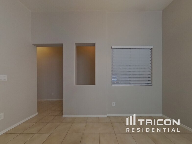 Building Photo - 10821 W Elm Ln